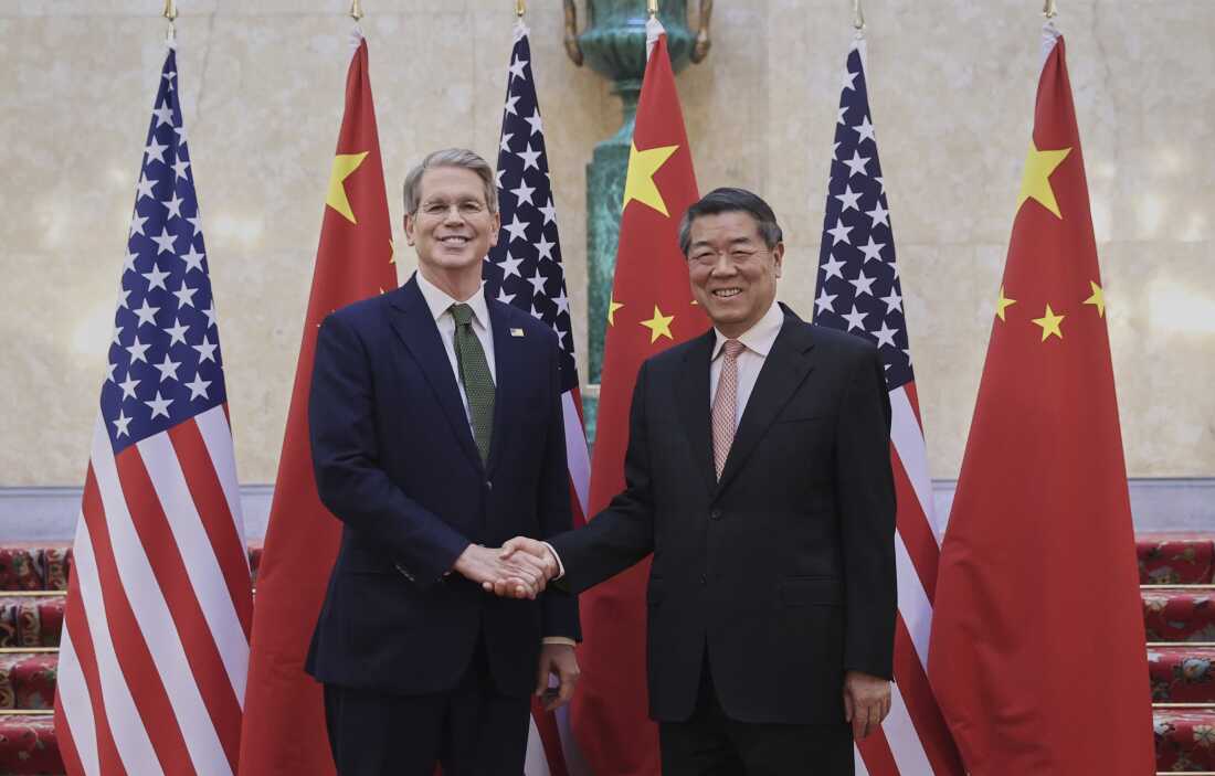 En esta foto publicada por la Agencia de Noticias de Xinhua, el vicepresidente chino He Lifeng (a la derecha) da la mano al Secretario del Tesoro de los Estados Unidos, Scott Bessent, antes de su reunión para discutir el comercio de China-Estados Unidos, en Londres el lunes. (Li Ying/Xinhua a través de AP)