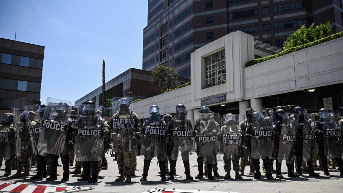 Los miembros de la Guardia Nacional de California forman una línea cerca de la entrada a un edificio federal en el centro de Los Ángeles el martes.
