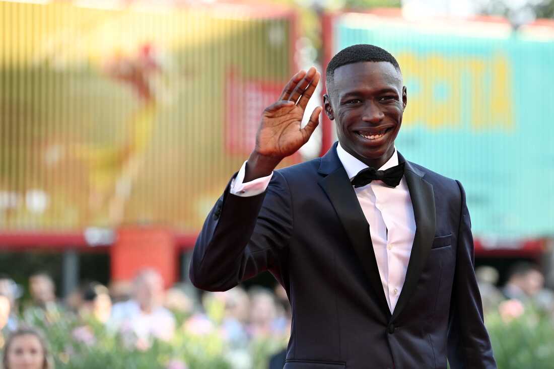 Khaby Lame asiste a una alfombra roja en el 79º Festival Internacional de Cine de Venecia en 2022.