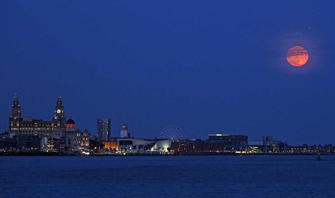 La luna llena, también conocida como la luna de fresa se eleva sobre Liverpool, Merseyside. Fecha de imagen: martes 10 de junio de 2025. (Foto de Peter Byrne/PA Imágenes a través de Getty Images)