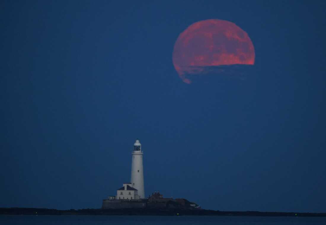 La luna llena, también conocida como la luna de fresa se eleva sobre el faro de Santa María
