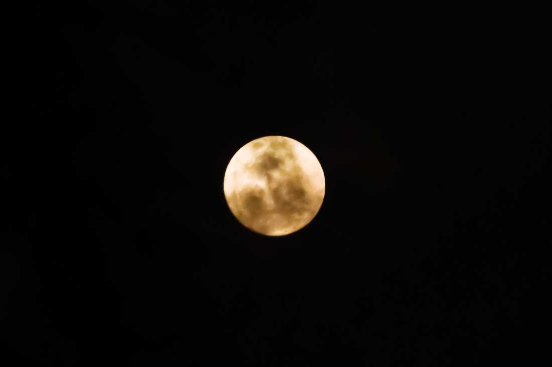 Aparece la luna de fresa