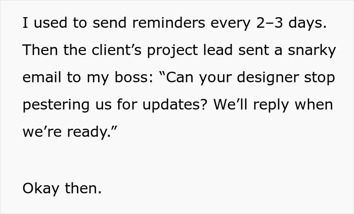 Texto que muestra a un cliente solicitando a un diseñador que detenga los seguimientos de las aprobaciones y el diseñador de acuerdo según la solicitud.
