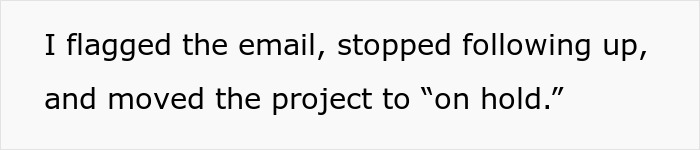 Texto que resalta a un diseñador que marca un correo electrónico, detiene los seguimientos y mueve un proyecto en espera según lo solicitado.