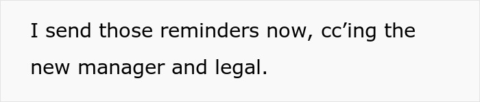 Se envían mensajes de texto que muestra a un remitente que notifica recordatorios, cc'ing New Manager y Legal en un contexto profesional.