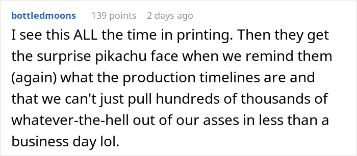 Comentario discutir el pánico del cliente después de que el diseñador detiene los seguimientos de las aprobaciones según lo solicitado, destacando los problemas de la línea de tiempo de producción.