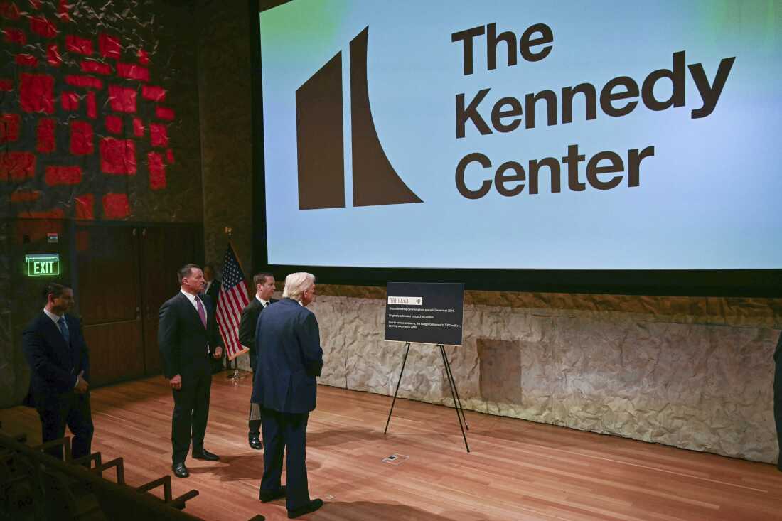 El presidente Trump recorre el Centro John F. Kennedy para las Artes Escénicas en Washington, DC, el 17 de marzo de 2025.