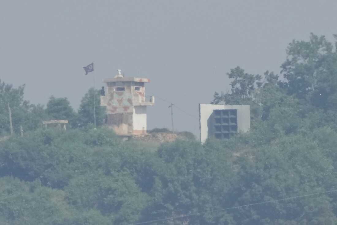 Un puesto de guardia militar de Corea del Norte, a la izquierda, y al altavoz se ve desde Paju, Corea del Sur, cerca de la frontera con Corea del Norte el jueves.