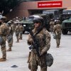 LOS ÁNGELES, California - 08 de junio: Las tropas de la Guardia Nacional se encuentran fuera del Centro de Detención Metropolitana, MDC el 8 de junio de 2025 en Los Ángeles, California. Las tensiones en la ciudad siguen siendo altas después de que la administración Trump convocó a la Guardia Nacional contra los deseos de los líderes de la ciudad después de dos días de enfrentamientos con la policía durante una serie de redadas de inmigración. Más protestas están programadas para hoy. (Foto de Spencer Platt/Getty Images)