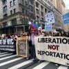 Miles de personas marcharon por las calles de Manhattan el martes por la noche como parte de una serie de manifestaciones a nivel nacional contra los barridos de inmigración del presidente Trump y el despliegue de los militares estadounidenses en California.