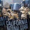 Los guardias nacionales de California fuera de una cárcel del centro en Los Ángeles el 08 de junio en Los Ángeles, California.