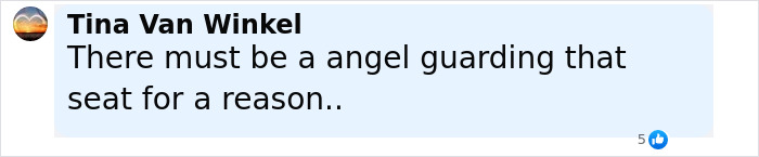 Comentario de Tina Van Winkel que indique que debe haber un ángel que proteja el asiento por una razón relacionada con los sobrevivientes de accidentes aéreos.