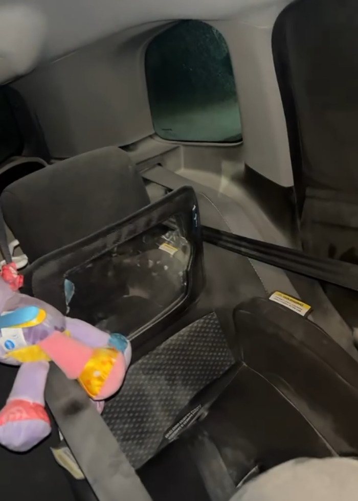 Asiento en el automóvil en la parte posterior del automóvil con un juguete para bebés y barrera de seguridad infantil después del incidente de broma de extinción de incendios que involucra a un bebé de 5 meses.