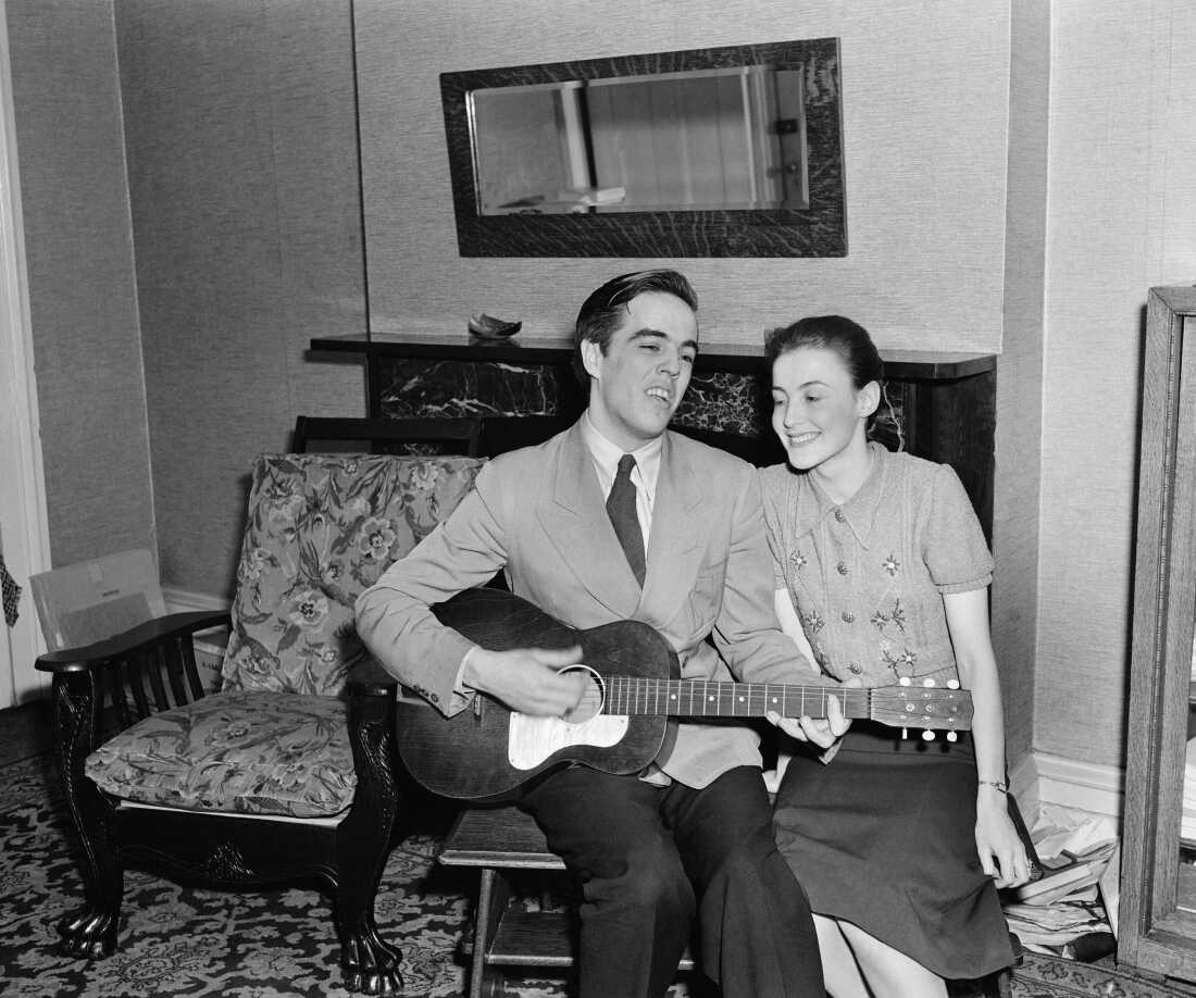 Alan Lomax y su esposa se representaron en Nueva York el 3 de junio de 1939. En ese momento, Lomax era archivero principal de las canciones folclóricas estadounidenses en la Biblioteca del Congreso.