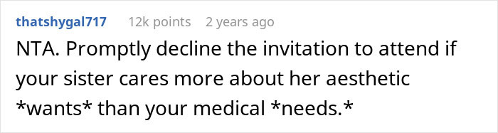 Comentario de Reddit enfatizando a la mujer que se niega a arriesgar su salud para la estética de la foto de boda de la hermana y la familia molesta.