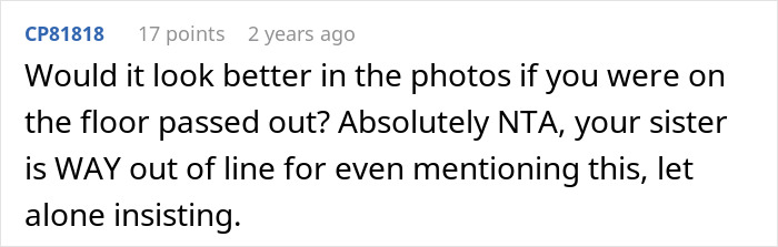 Captura de pantalla de un comentario de Reddit discutiendo a una mujer que se niega a arriesgar su salud por la estética de la foto de boda de su hermana.