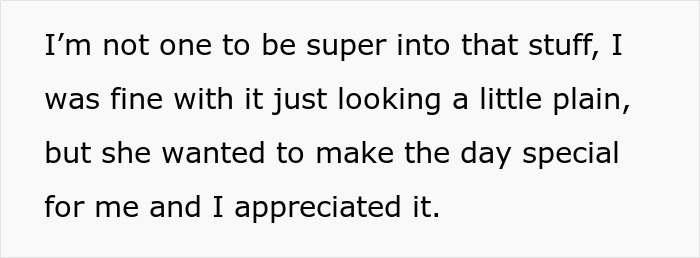 Extracto de texto que muestra a una mujer que expresa gratitud por alguien que hace que el día de su boda sea especial a pesar de sentirse simple.
