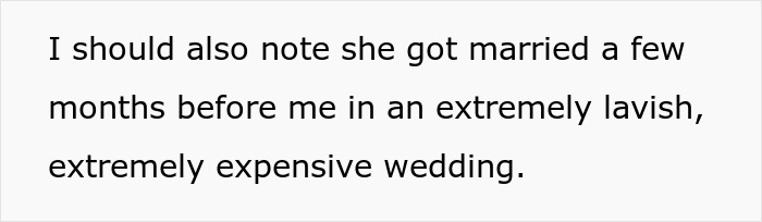 Extracto de texto sobre una mujer que menciona la lujosa boda costosa de su primo antes de su propio matrimonio.