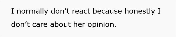 Texto sobre un fondo blanco que indica que una mujer no reacciona ante la prima insultando su boda debido a que no se preocupa por su opinión.