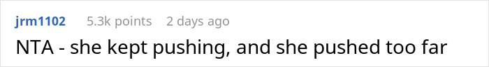 Captura de pantalla de un comentario de Reddit que dice NTA sobre una mujer aplaudiendo a su primo insultando su boda.