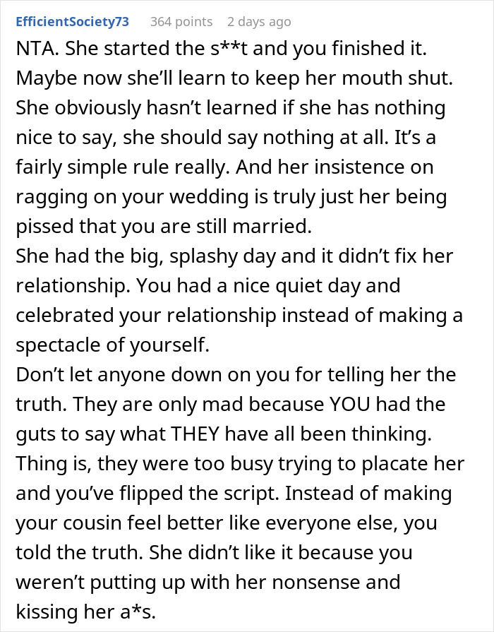 Extracto de texto de un comentario en el que una mujer aplaude a la prima insultando su boda, afirmando que todavía está casada.
