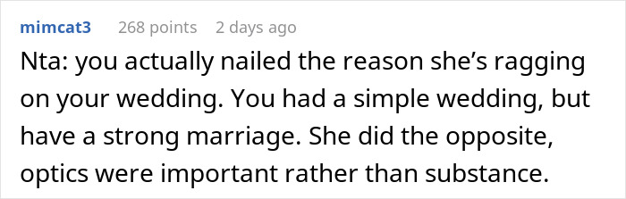 Captura de pantalla de un comentario de Reddit discutiendo a una mujer aplaudiendo a su primo insultando su boda y enfatizando su fuerte matrimonio.