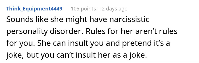 Captura de pantalla de un comentario de Reddit discutiendo rasgos de personalidad narcisista en un primo insultando la boda de una mujer.