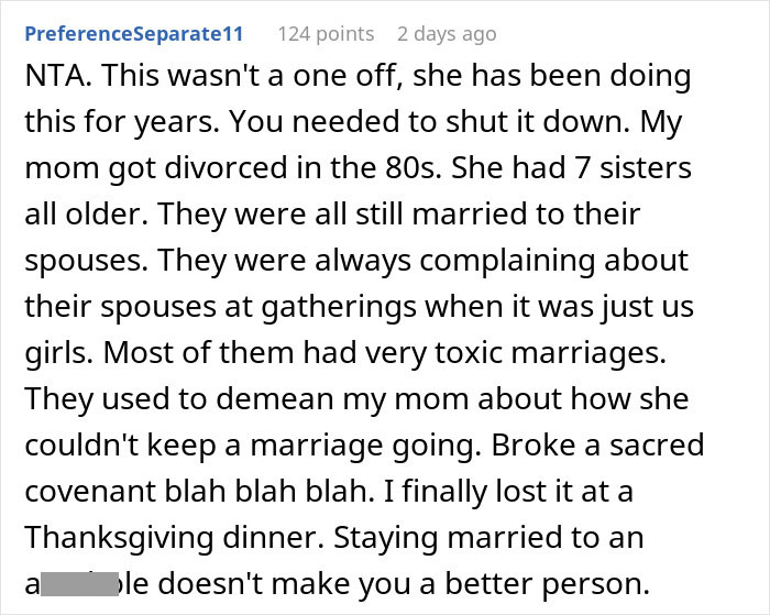 El usuario compartiendo una historia sobre una mujer aplaudiendo a la prima insultando su boda y defendiendo su matrimonio.