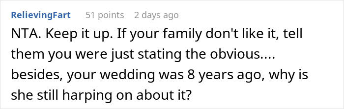 Captura de pantalla de un comentario en las redes sociales donde una mujer responde a la prima insultando su boda, defendiendo su matrimonio.