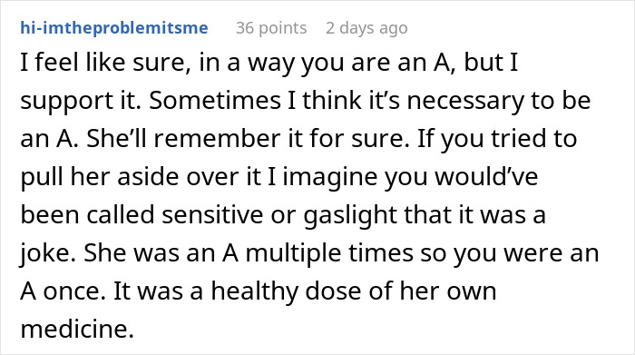 Captura de pantalla de un comentario de Reddit discutiendo a una mujer aplaudiendo a su primo insultando su boda, mencionando el estado del matrimonio.