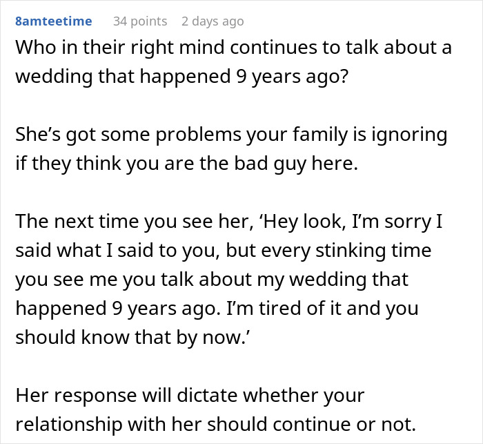 Comentario mostrando frustración sobre el primo insultando la boda y aplaudiendo sobre estar casado en disputa familiar.