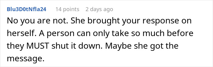 Captura de pantalla de un comentario en línea discutiendo a una mujer aplaudiendo a su primo insultando su boda con una fuerte respuesta.