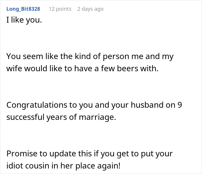 Captura de pantalla de un comentario de Reddit donde una mujer aplaude a la prima insultando su boda, mencionando el éxito del matrimonio.