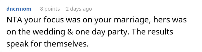 Captura de pantalla de un comentario de Reddit donde una mujer aplaude a la prima insultando su boda, centrándose en el matrimonio sobre la fiesta.