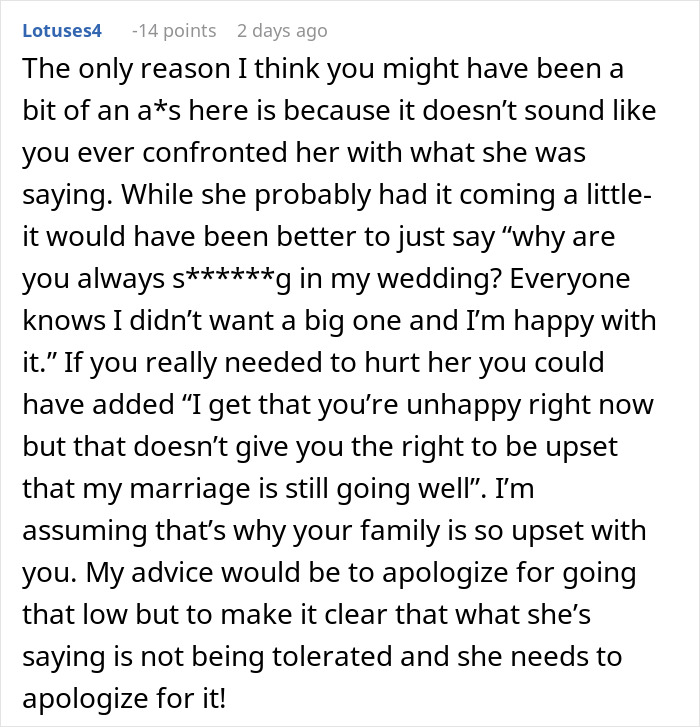 Comentario de texto discutiendo a una mujer aplaudiendo a su primo insultando su boda, mencionando problemas de matrimonio y familiar.