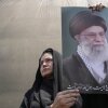 Un manifestante iraní sostiene un póster del líder supremo Ali Khamenei en una reunión anti-Israel en Teherán, Irán, el 13 de junio.