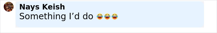 Comentario de Nays Keish con emojis risueños, haciendo referencia a un artista aborigen cantando sobre el debate sobre el cuello del rey Charles.