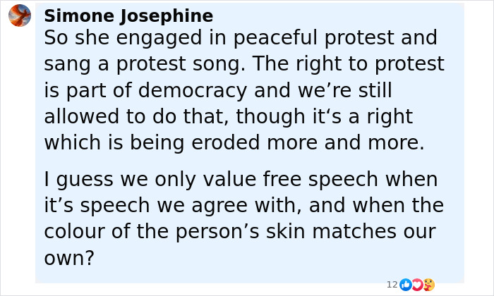 Comentario discutiendo la canción de protesta de un artista aborigen sobre romper el cuello del rey Charles en el debate de chisporroteo del Palacio de Buckingham.