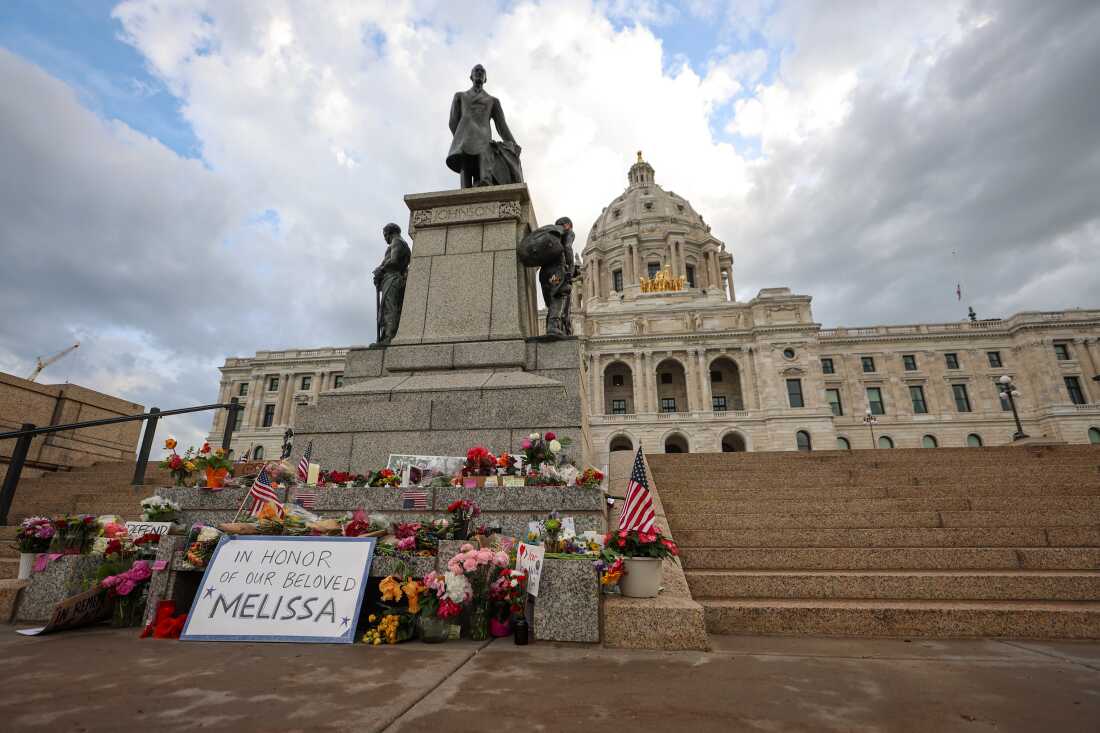 Un memorial improvisado para la representante estatal Melissa Hortman y su esposo Mark Hortman se ve en el Edificio del Capitolio del Estado de Minnesota el 16 de junio en St. Paul, Minn.
