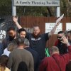 Activista antiaborto Pray and Protest frente a la Clínica de Mujeres de Greenville en Greenville, Carolina del Sur, 14 de marzo de 2025. Jim Urquhart para NPR