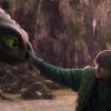 Mason Thamesas Hiccup con su dragón nocturno Fury, sin dientes, en la nueva acción en vivo de cómo entrenar a tu dragón.