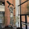 Se exhibe una estatua de Moisés que rompió las tabletas de los 10 mandamientos en el atrio de Hebrew Union College en Los Ángeles. La escultura de 17 pies de altura es prestada del Centro Cultural Skirball.