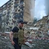 El ministro del Interior de Ucrania, Ihor Klymenko, a la derecha, examina el sitio de una huelga de misiles que arruinó el martes un edificio residencial durante el masivo ataque aéreo de misiles y aviones no tripulados en Kiev, Ucrania.