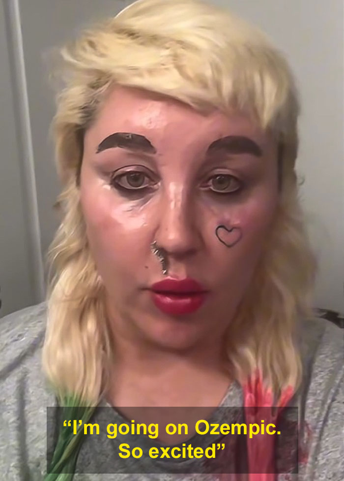 Amanda Bynes con el tatuaje de cara de corazón y el tatuaje de tabique salen después de revelar el uso de ozempic y las reacciones mixtas.