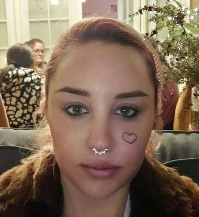 Amanda Bynes con perforación de tabique y tatuaje del corazón en la mejilla después de revelar que está usando reacciones mixtas de brotes ozempic.