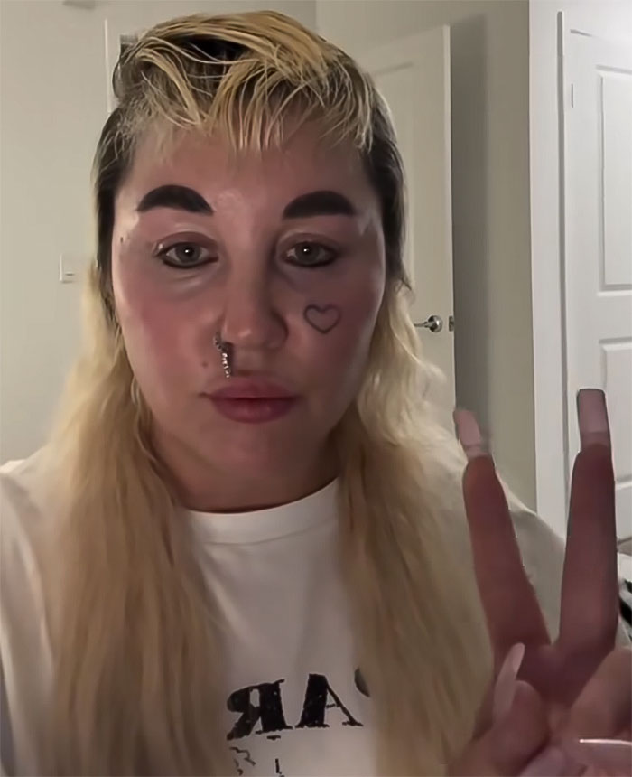 Amanda Bynes que muestra un signo de paz en el interior, revelando que está usando Ozempic, provocando reacciones mixtas en línea.