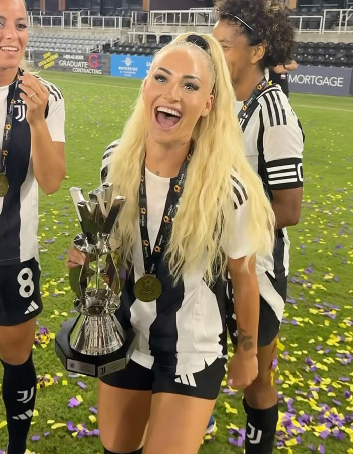 El equipo nacional femenino de fútbol celebrando con Trophy on Field después de la derrota en el equipo de niños de U15, provocando hilarantes reacciones.