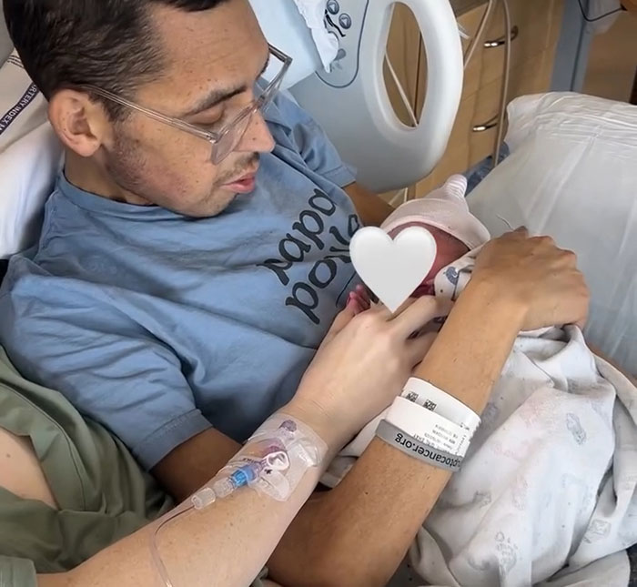 Tanner Martin sostenía a su bebé recién nacido en el hospital, días antes de anunciar su propio fallecimiento en un video pregrabado.