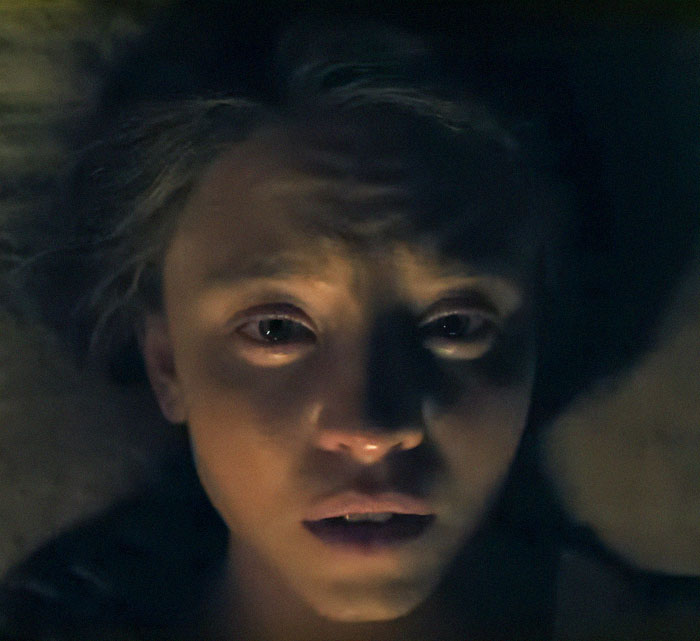 Sydney Sweeney con un espectáculo dramático en una escena oscura e intensa del thriller de supervivencia Eden.