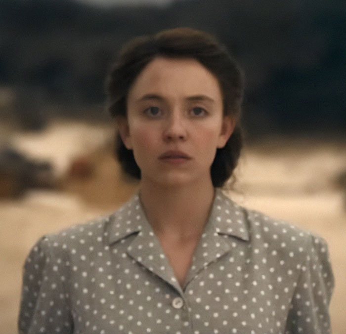 Sydney Sweeney con un cambio de imagen dramático, con una blusa de lunares, retrata a un personaje de thriller de supervivencia en un entorno al aire libre.